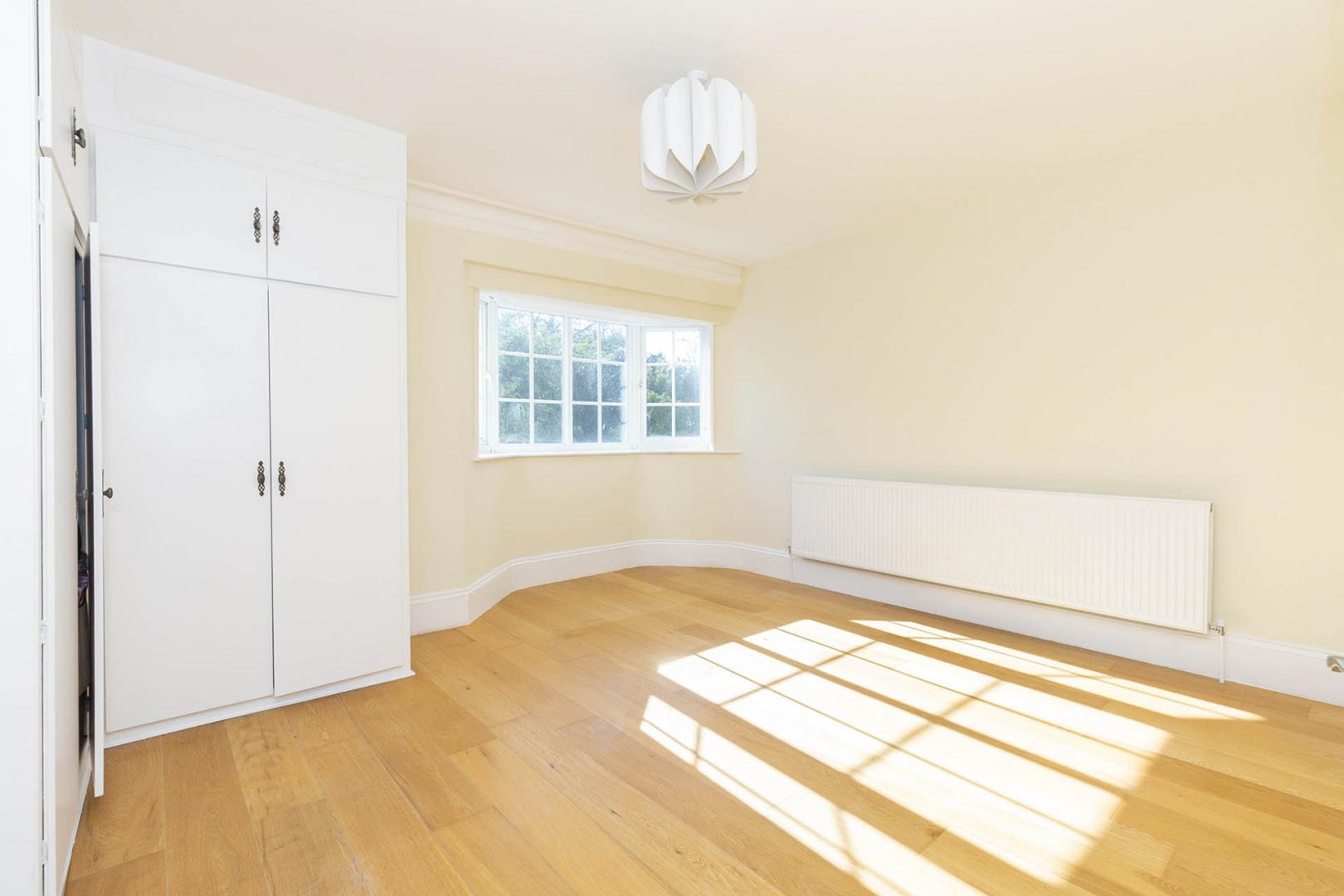 Grand home with off street parking Holden Road, North Finchley